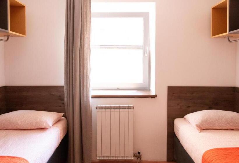 اتاق استاندارد با سرویس بهداشتی مشترک, Hostel Museum