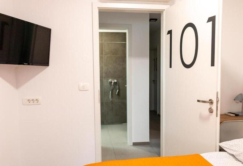 اتاق عادی, Hostel Museum