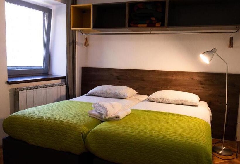 اتاق استاندارد با سرویس بهداشتی مشترک, Hostel Museum