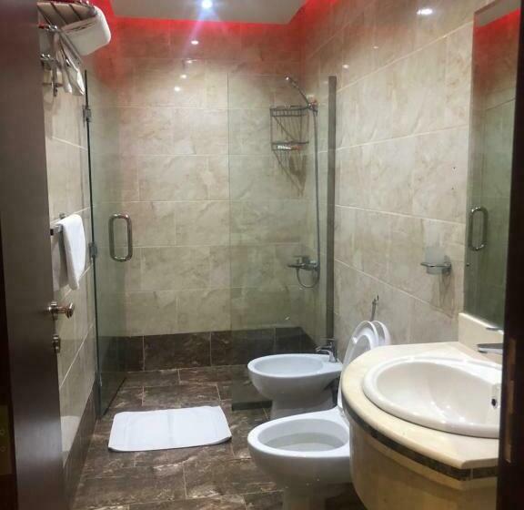 디럭스 스위트, Al Bustan Crown Hotel 1