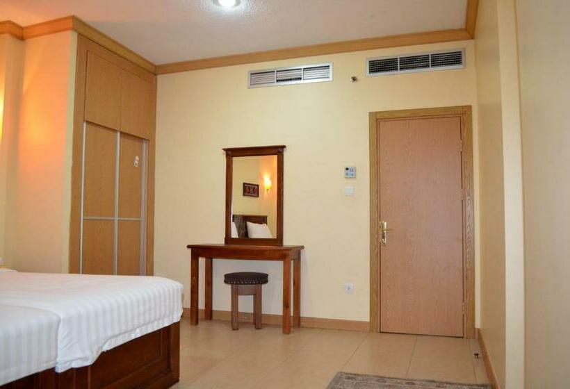 اتاق لوکس, Al Thill