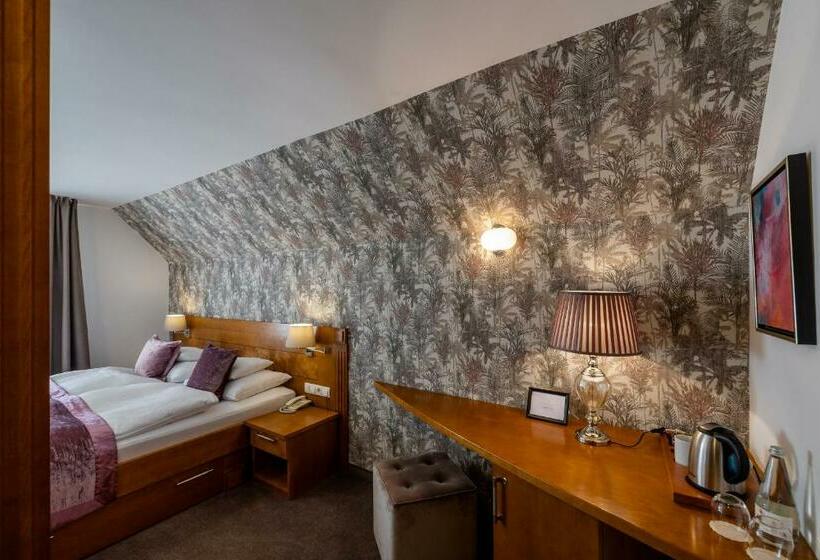 اتاق استاندارد با بالکن, Lipa