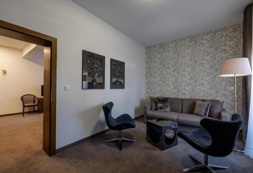 اتاق استاندارد سه تخته با بالکن, Lipa