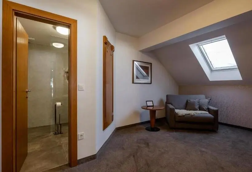 2 Bedroom Superior Suite with Balcony, Lipa