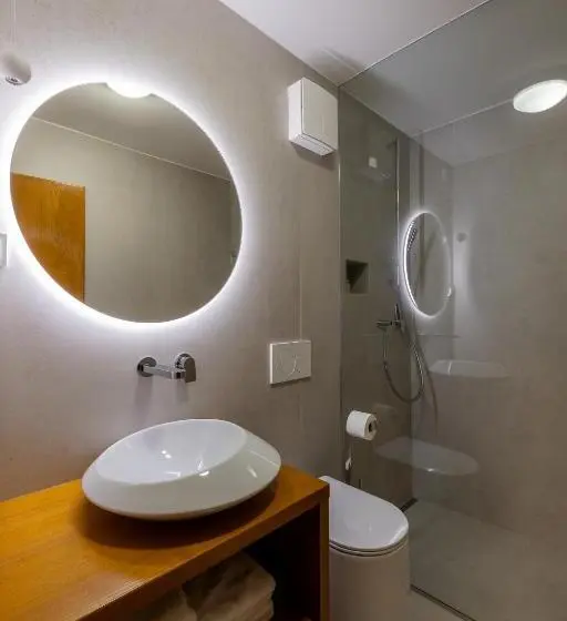 2 Bedroom Suite with Balcony, Lipa