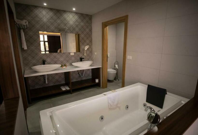 سوییت جونیور با چشم‌انداز دریاچه, Radika