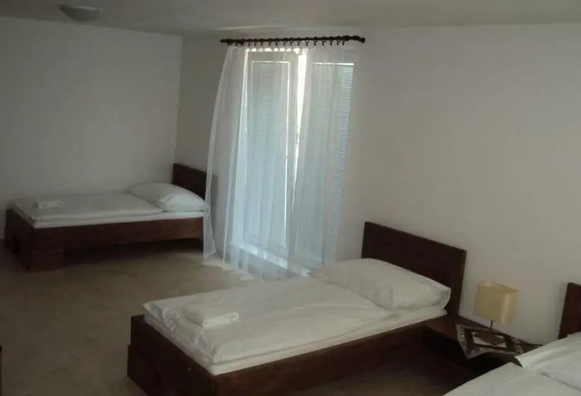 Standard Kolmen Hengen Huone, Motel Senec