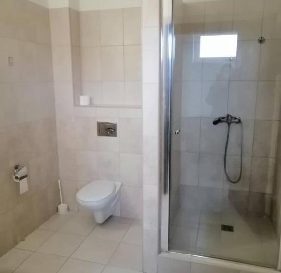 Quarto Triplo Estandar, Motel Senec