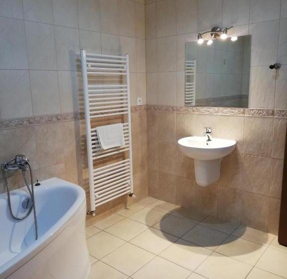 Quarto Quádruplo Estandar, Motel Senec
