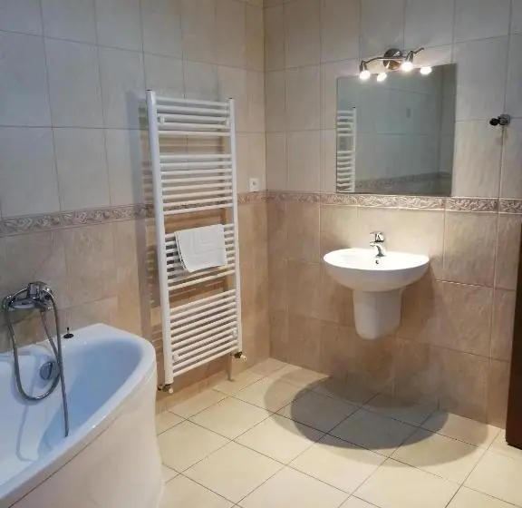 Standard Neljän Hengen Huone, Motel Senec