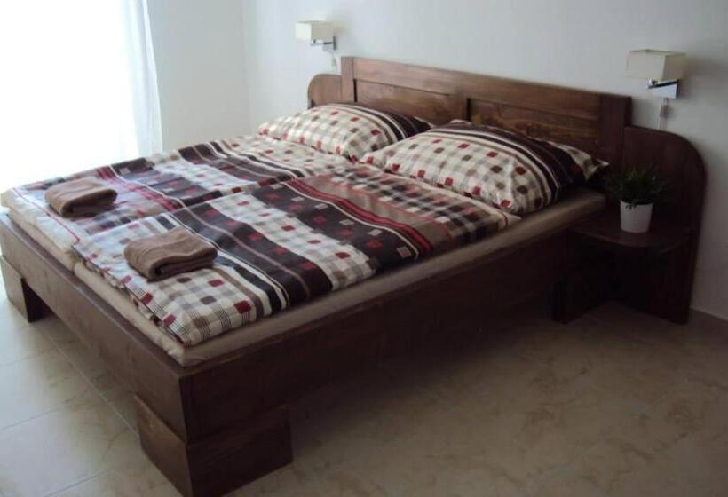 공용 욕실 구비 공동 객실 내의 침대, Motel Senec