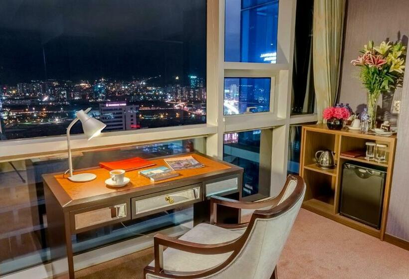 اتاق اجرایی با تخت بزرگ, The Blue Sky Hotel And Tower