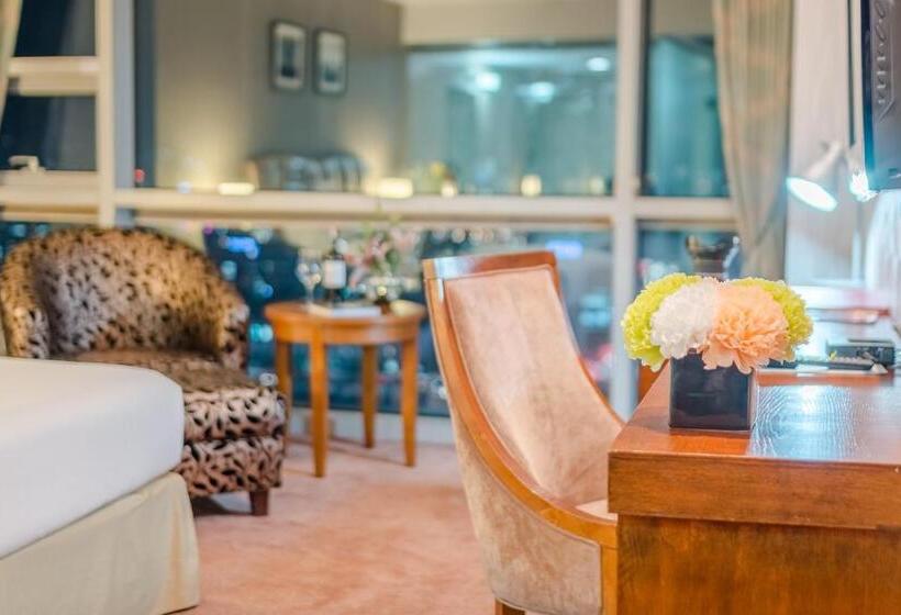 سوئیت با چشم‌انداز, The Blue Sky Hotel And Tower