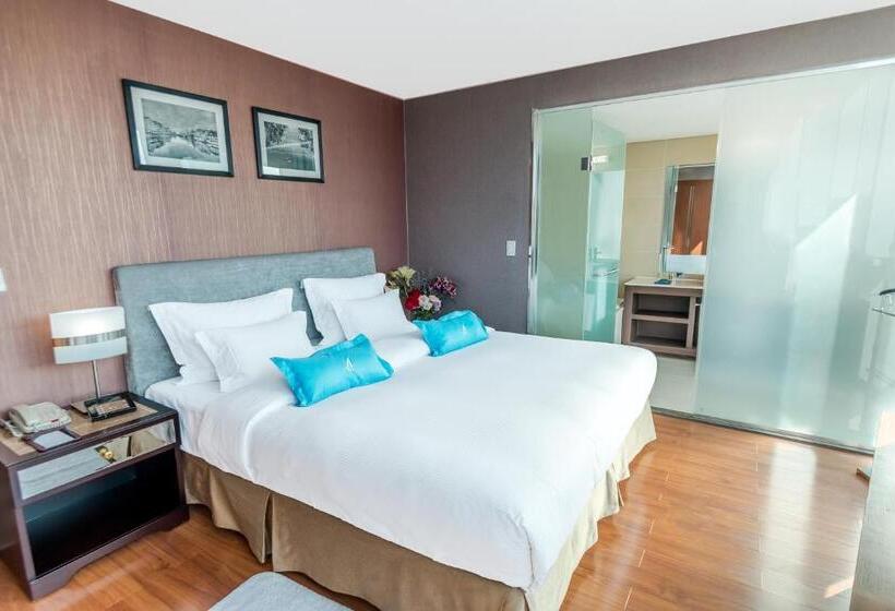 سوئیت با چشم‌انداز, The Blue Sky Hotel And Tower