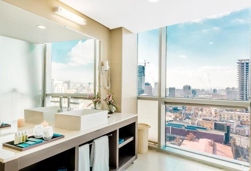 سوئیت با چشم‌انداز, The Blue Sky Hotel And Tower