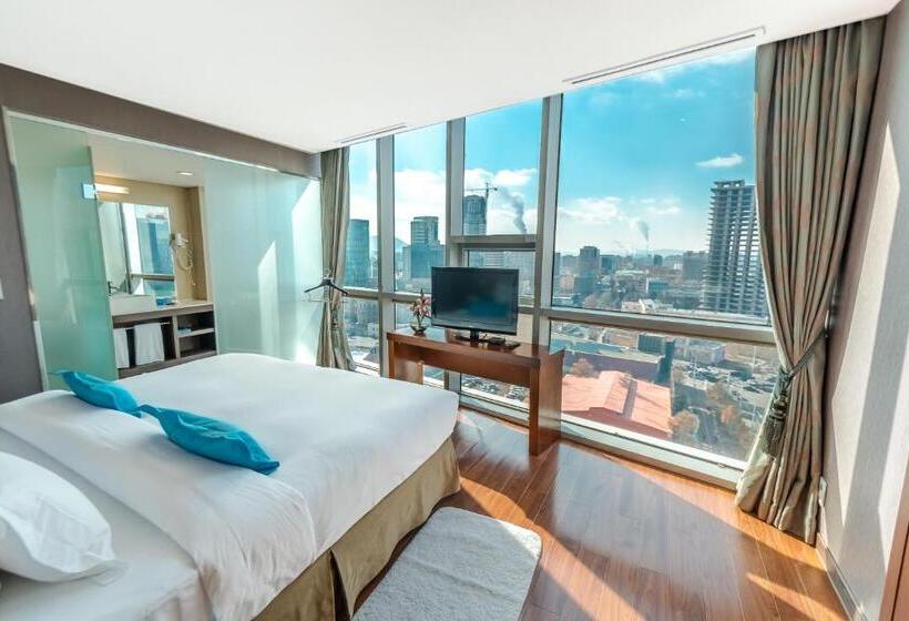 سوئیت با چشم‌انداز, The Blue Sky Hotel And Tower