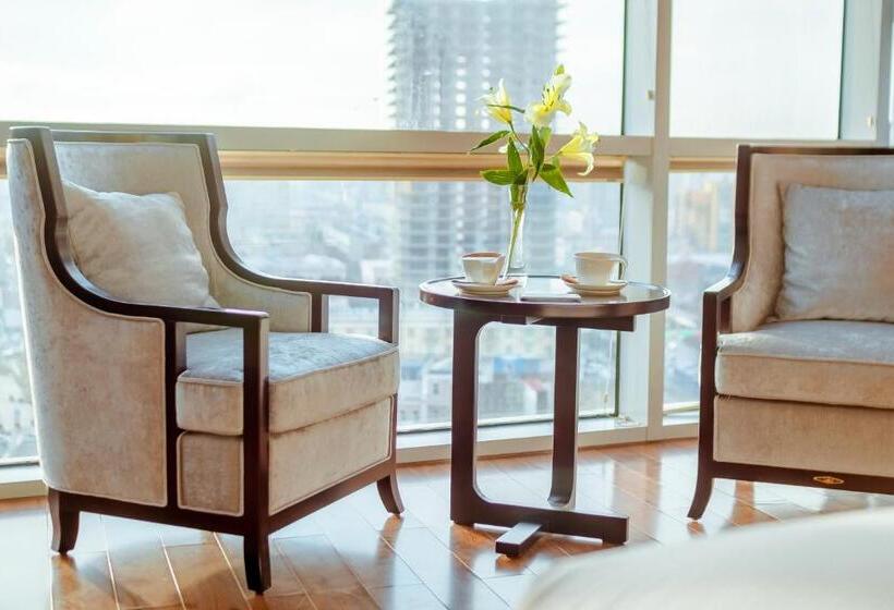 سوییت با چشم‌انداز کوه, The Blue Sky Hotel And Tower