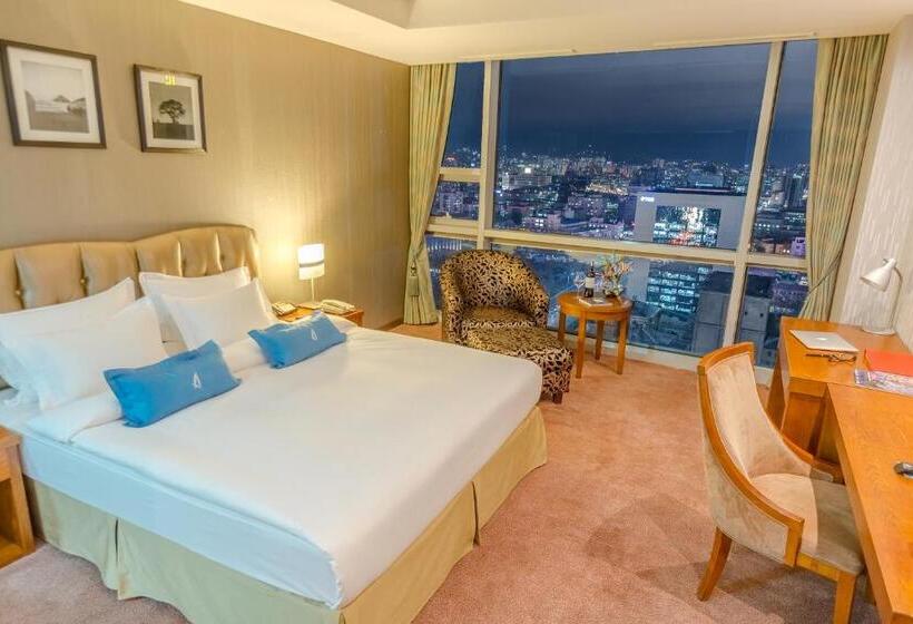 اتاق دلوکس با تخت کینگ و چشم‌انداز شهر, The Blue Sky Hotel And Tower