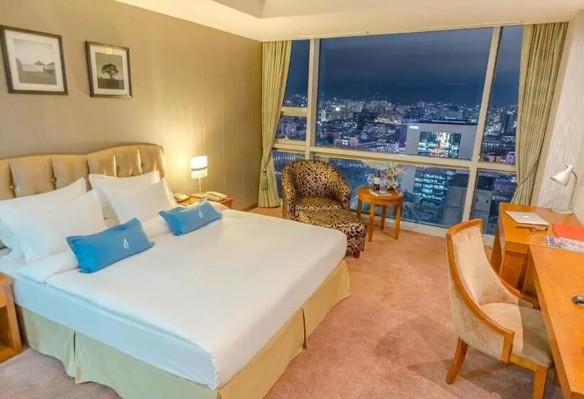اتاق دلوکس با تخت کینگ و چشم‌انداز شهر, The Blue Sky Hotel And Tower