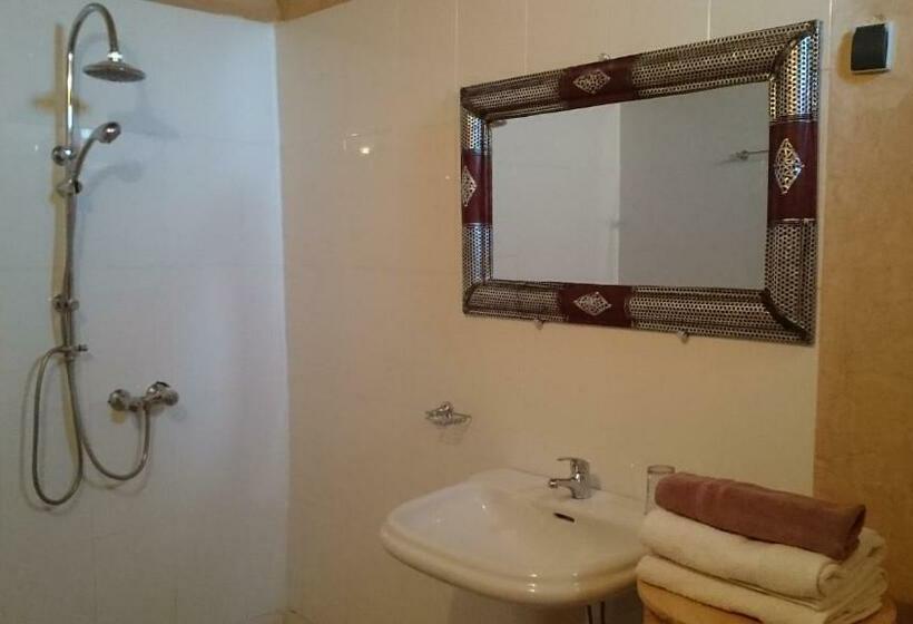 اتاق استاندارد سه نفره, Auberge Bassou