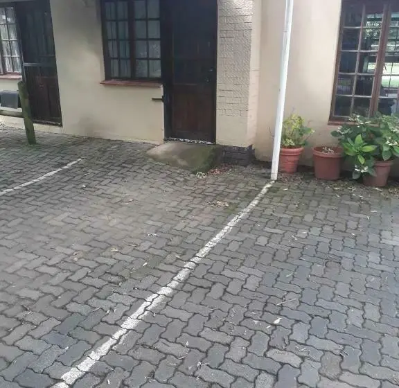 اتاق خانوادگی, Bedrock Guesthouse
