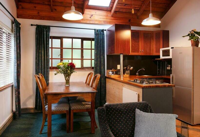 패밀리 룸, Waterkloof Apartments