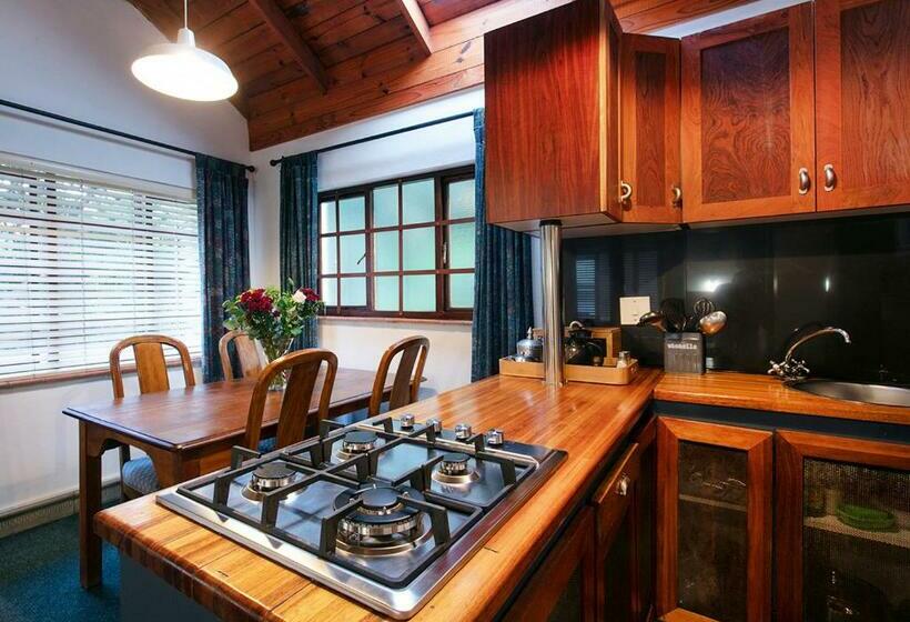 패밀리 룸, Waterkloof Apartments