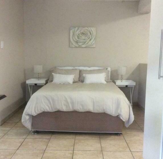 اتاق لوکس, Larkspur Place