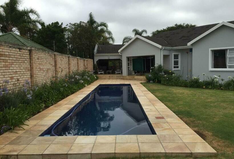 سوییت خانوادگی, Larkspur Place