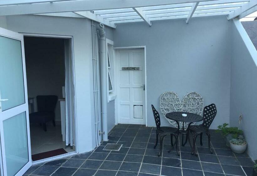 اتاق لوکس, Larkspur Place