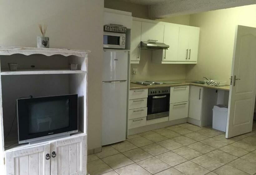 سوییت خانوادگی, Larkspur Place