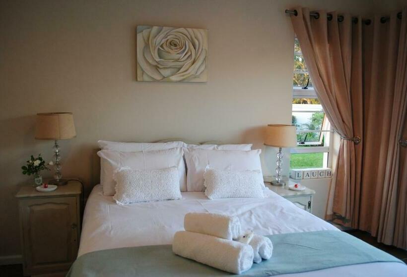 اتاق لوکس با بالکن, Larkspur Place