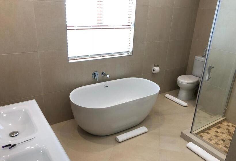 מיטת קינג בסוויטה, Lavandula Manor Self Catering