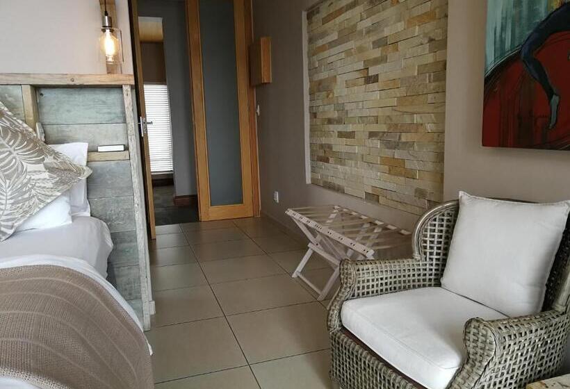 מיטת קינג בסוויטה, Lavandula Manor Self Catering