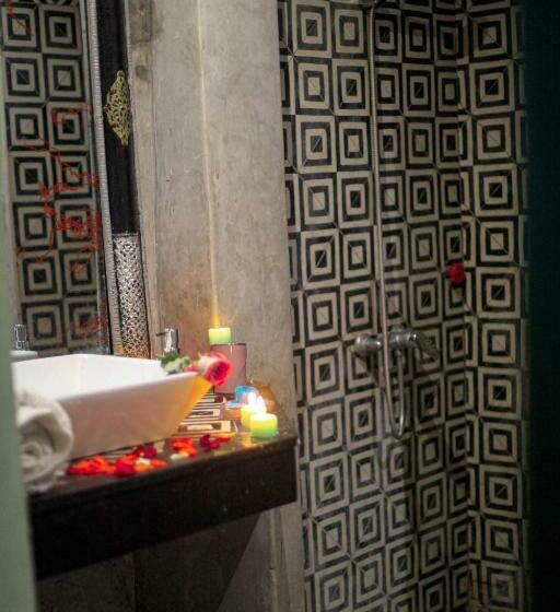 اتاق لوکس, Riad Douja