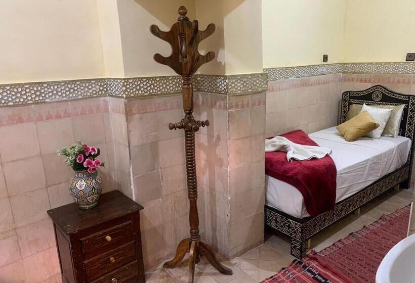 اتاق راحتی سه تخته, Riad Douja