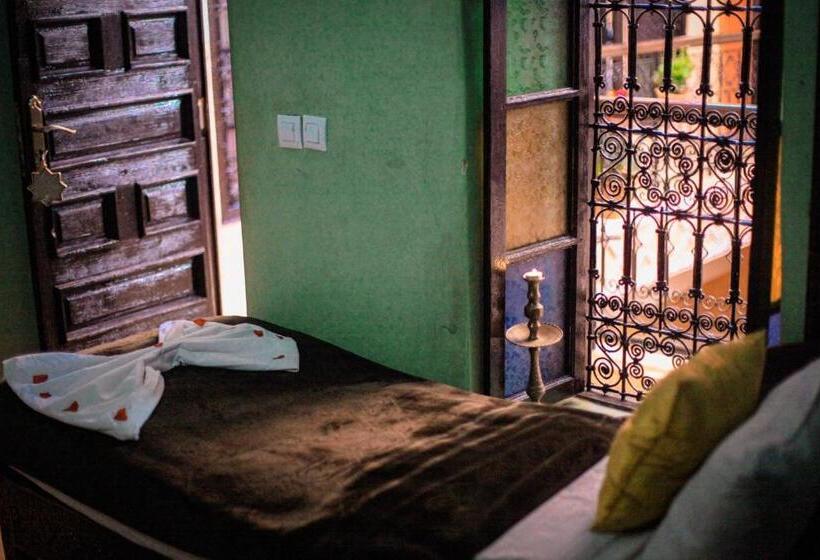スタンダード4人部屋, Riad Douja