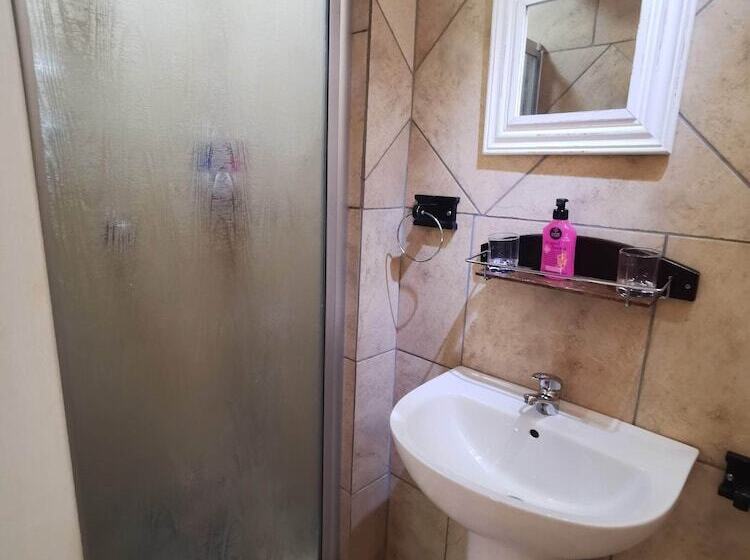 اتاق اکونومی, The Dorr Guesthouse