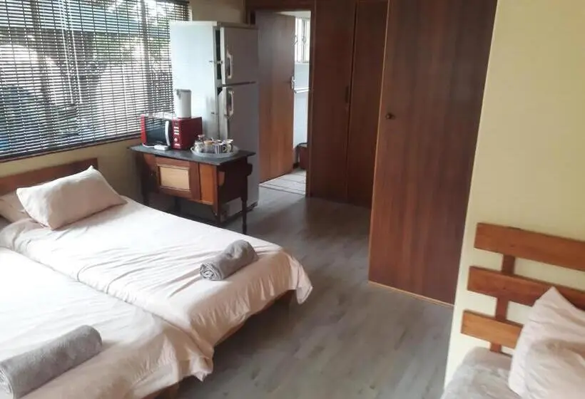 اتاق خانوادگی, Bedrock Guesthouse