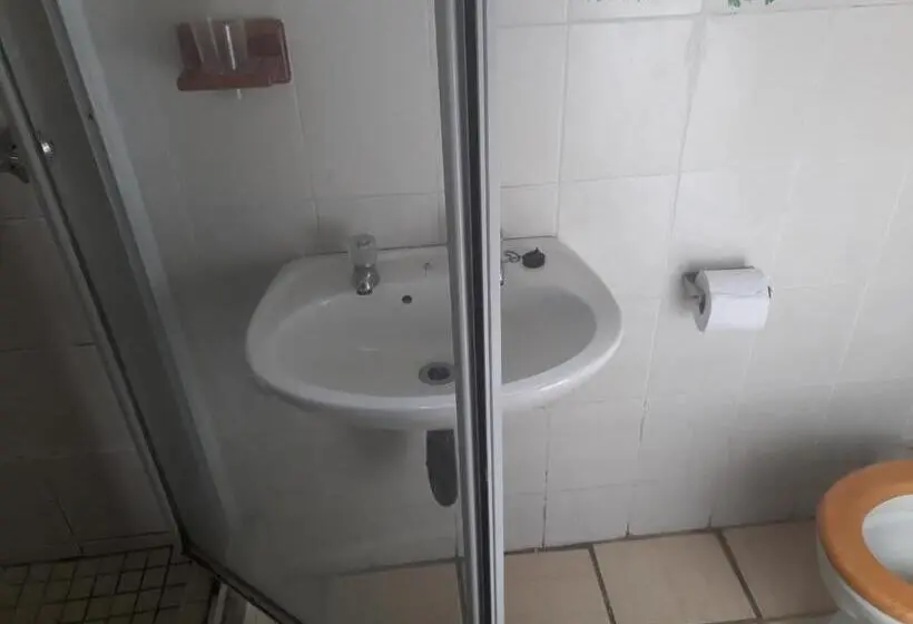 اتاق استاندارد با چشم‌انداز استخر, Bedrock Guesthouse