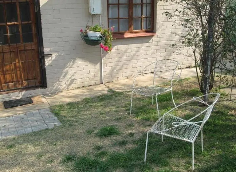 اتاق استاندارد با چشم‌انداز استخر, Bedrock Guesthouse