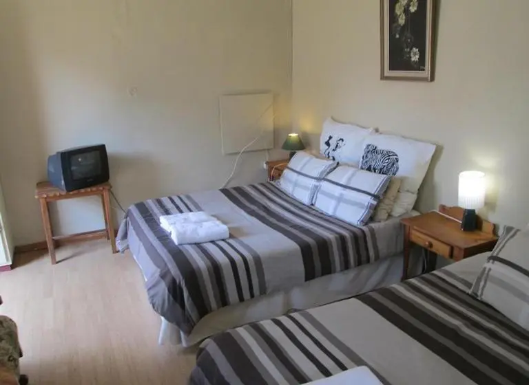 اتاق استاندارد با چشم‌انداز استخر, Bedrock Guesthouse
