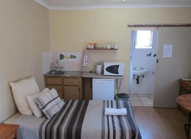 اتاق استاندارد با چشم‌انداز استخر, Bedrock Guesthouse