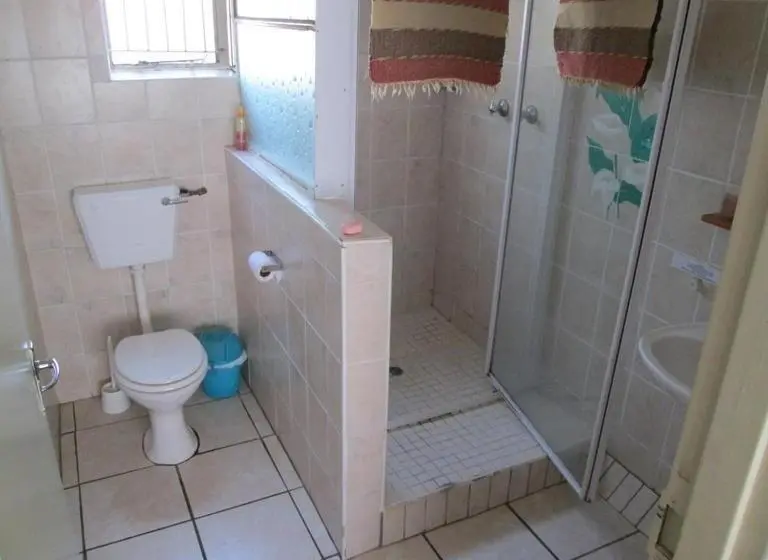 اتاق راحتی سه تخته, Bedrock Guesthouse