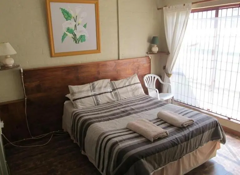 اتاق راحتی سه تخته, Bedrock Guesthouse
