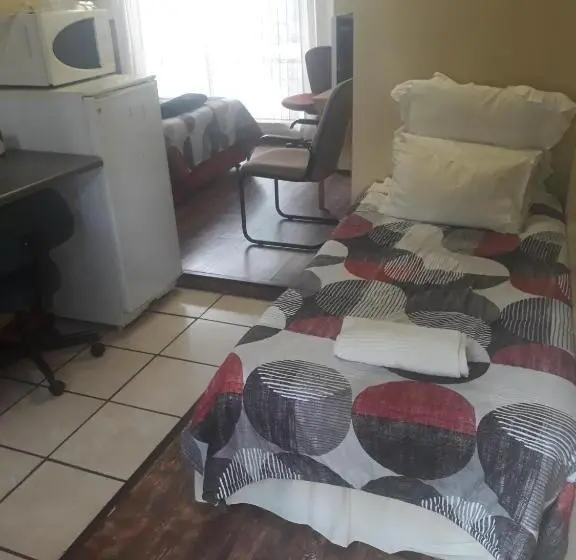 اتاق راحتی سه تخته, Bedrock Guesthouse