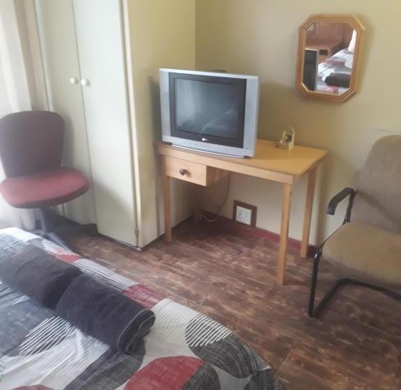 Comfort Kolmen Hengen Huone, Bedrock Guesthouse