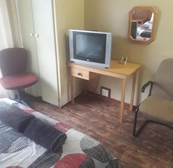 اتاق راحتی سه تخته, Bedrock Guesthouse