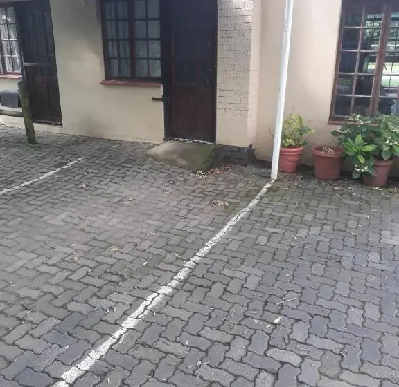 اتاق لوکس, Bedrock Guesthouse
