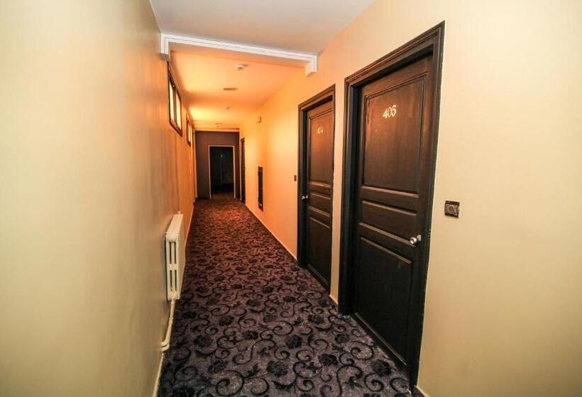 اتاق کلاسیک سه تخته, Jedda Douhi El Ouassini